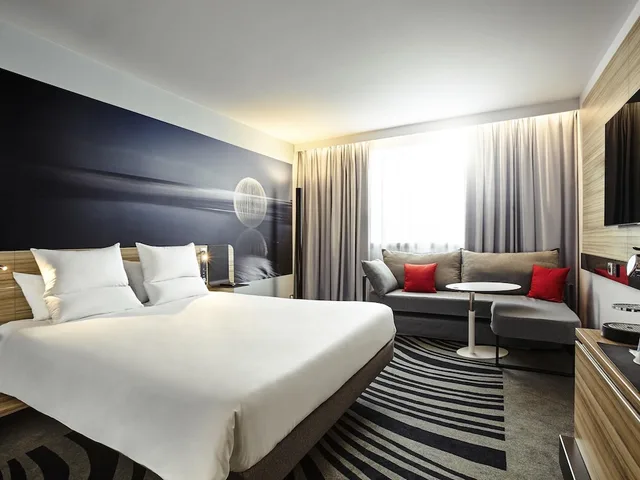 غرفة سوبيريور بسريرين منفصلين وسرير كوين مع أريكة، Novotel London Waterloo 10/10