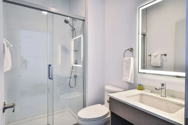جناح جونيور بسرير كينج بجاكوزي، Repotel Levis 2/2