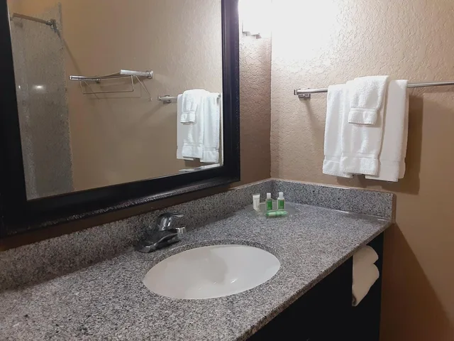 غرفة قياسية بسريرين كوين، The Hotel George A Kimpton Hotel 1/4