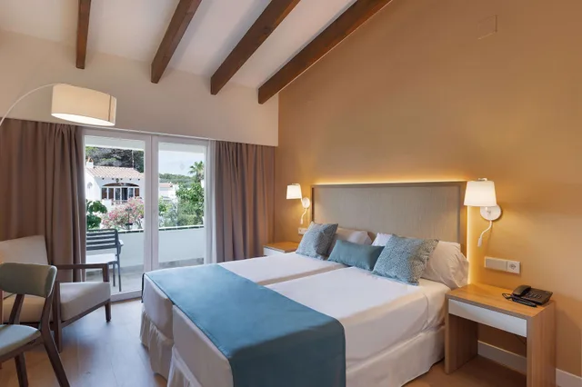 غرفة بإطلالة على الحديقة بشرفة مفردة بسرير مزدوج، AluaSoul Menorca - Adults Only 1/5
