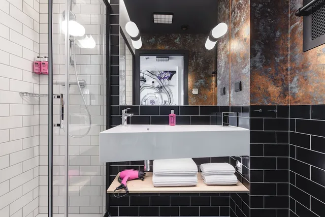 غرفة بسرير كوين، Moxy Poznan Airport 4/4