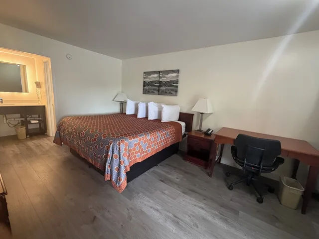 غرفة بسرير كينج لغير المدخنين، Travel Inn of Buford 4/7