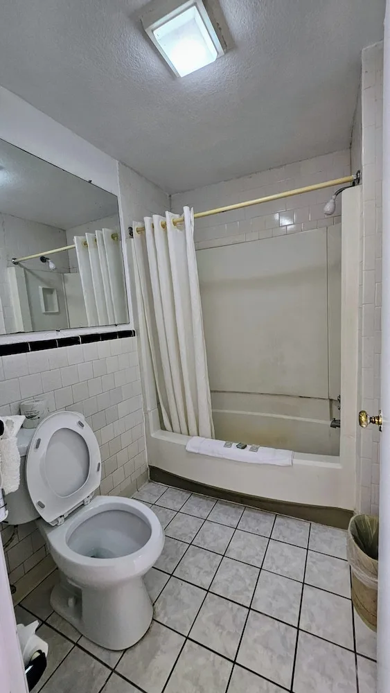 غرفة بسريرين مزدوجين، Budget Inn 5/6
