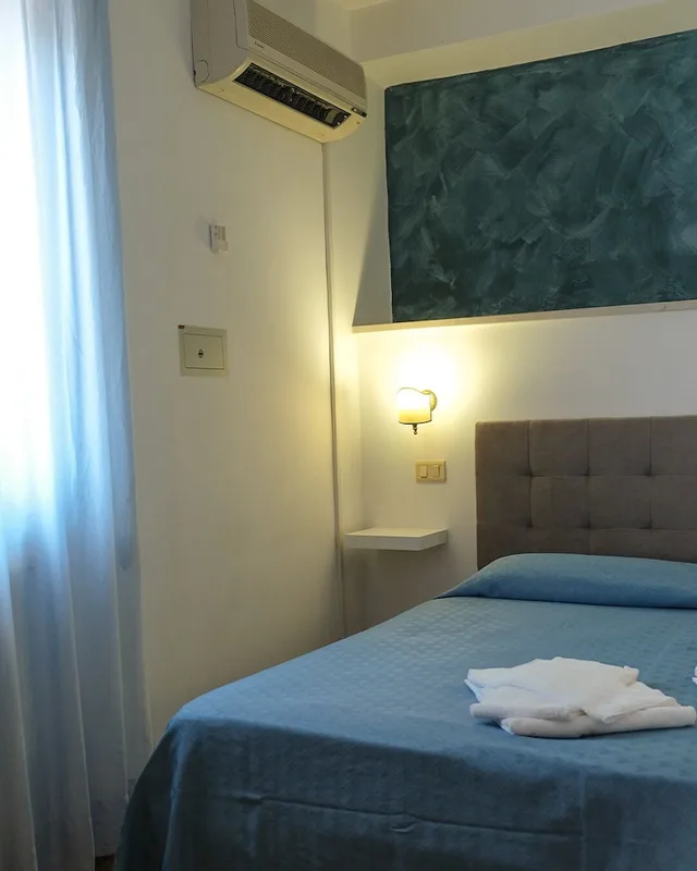 غرفة قياسية رباعية بسرير مزدوج وسريرين منفصلين بغرفة نوم واحدة، Hotel Timiama 7/10