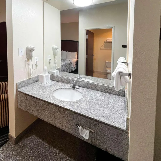 غرفة بسرير كينج، Executive Inn & Suites Breaux Bridge, LA 6/6