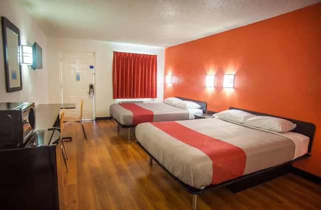 غرفة قياسية بسريرين كوين للمدخنين، Motel6 Corsicana, TX 1/4