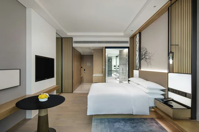 Room, King Bed, Courtyard by Marriott Chengdu South 3/4