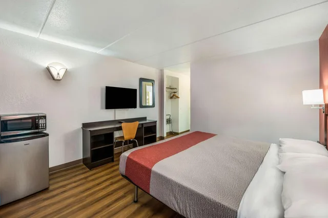 غرفة بسرير كينج لغير المدخنين، Motel6 Henderson, TX 3/10