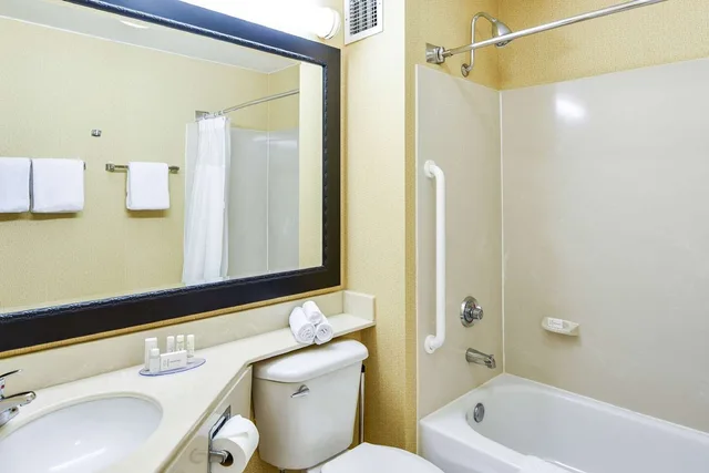 غرفة بسرير كينج، SureStay Hotel by Best Western Ontario Airport 3/3