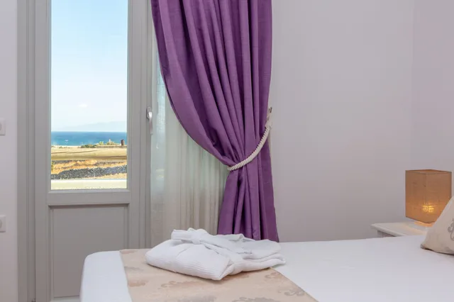 فيلا بسرير كوين وسريرين منفصلين بإطلالة على البحر بغرفتي نوم مع أريكة بمسبح خاص، Sun and Moon Villas and Suites 5/6