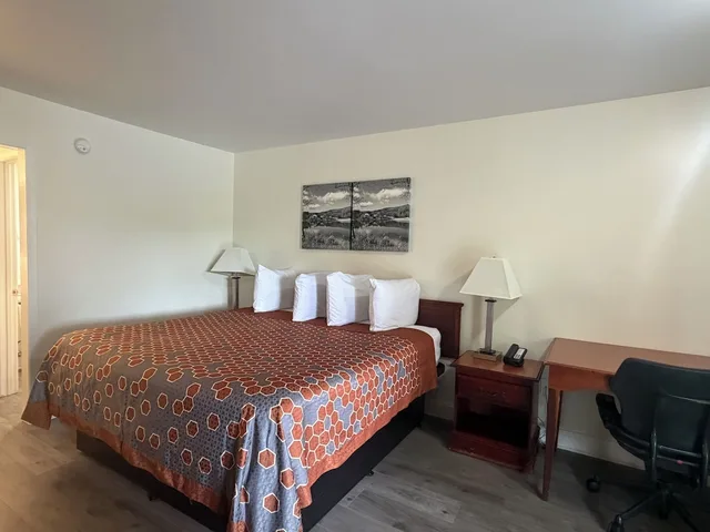 غرفة بسرير كينج لذوي الإعاقة، Travel Inn of Buford 1/7
