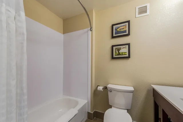 غرفة قياسية بسريرين كوين، Comfort Inn and Suites Dayton North 3/4