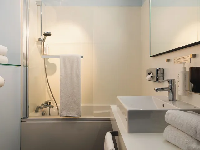 غرفة ديلوكس بسرير كوين بإطلالة على الحديقة، L Hotel 4/4