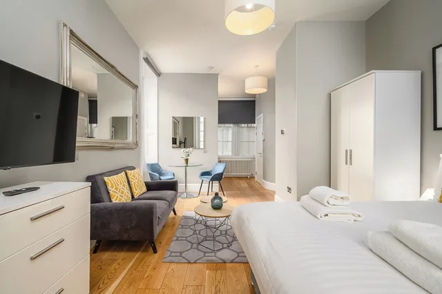 Classic, Studio, Double Bed, Destiny Scotland - St. Andrew Square Apartments 2/5