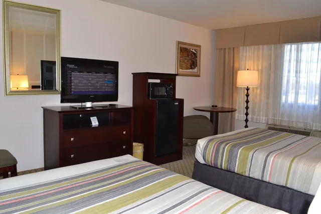 Room, 2 Queen Beds, Accessible, Country Inn & Suites by Radisson, Abingdon, VA 2/3