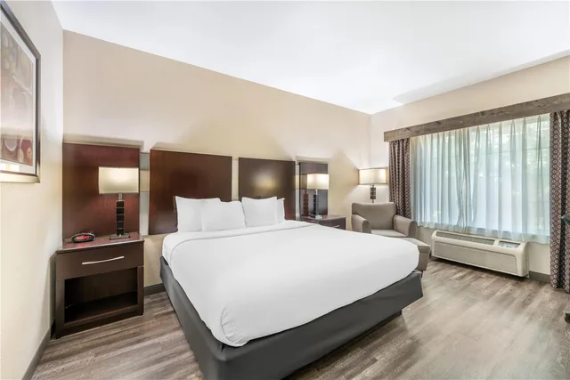 غرفة بسرير كينج لذوي الإعاقة، Best Western Plus Eastgate Inn & Suites 1/3
