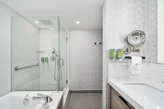 1 Bedroom, Deluxe, Suite, King Bed, Queen Murphy Bed، Lake Louise Inn 4/4