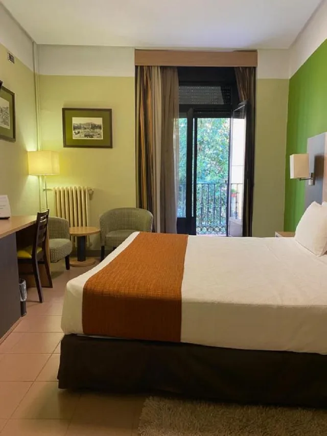Room, Double Bed, Balcony, Hostal Ballesta 2/5