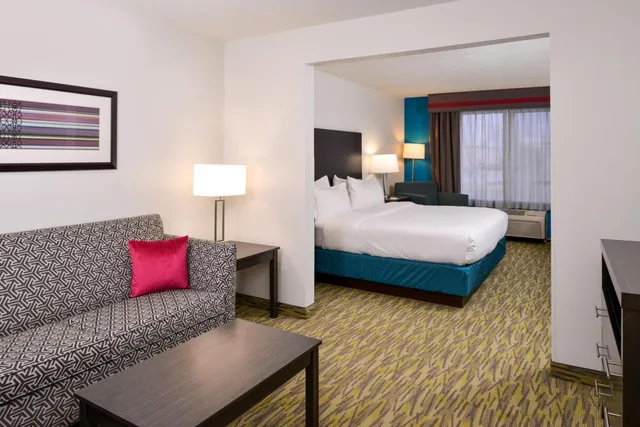جناح بسرير كينج مع أريكة لذوي الإعاقة، Holiday Inn Express Hotel And Suites Omaha West 1/3