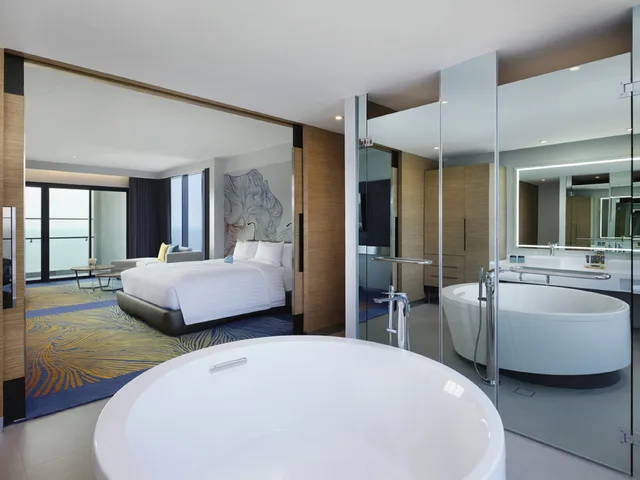 Junior Suite, King Bed, Sea View, Balcony, Novotel Marina Sriracha 3/3