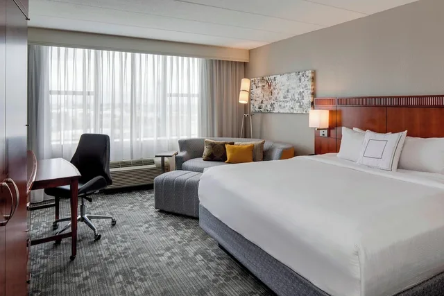غرفة بسرير كينج في طابق مرتفع، COURTYARD BY MARRIOTT LOGAN AIRPORT 2/8