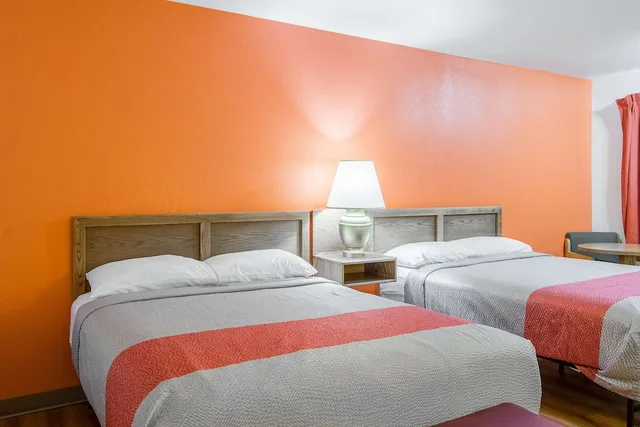 Deluxe, 1 Single and 2 Queen Beds, Kitchenette، Motel6 Madras, OR 3/5