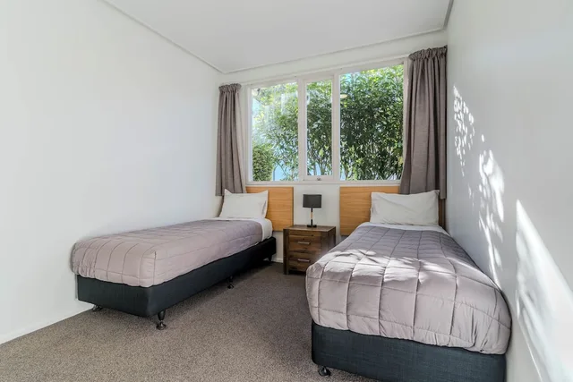 شقة بأربعة أسرّة وسريرين كينج بشرفة بـ4 غرف نوم، Farrys Motel 1/9