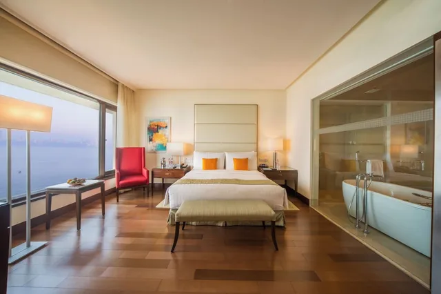 Suite, King Bed, Ocean View, The Oberoi Mumbai 1/10