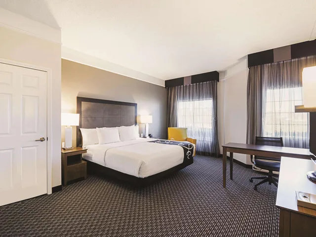 Room, King Bed, Pool or Courtyard View, Courtyard View، La Quinta Inn and Suites by Wyndham Austin Near The Domain 1/7