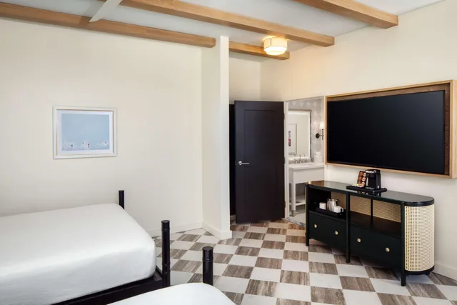 غرفة بسرير كوين بإطلالة على البحر، Casa Marina Key West, Curio Collection by Hilton 3/5