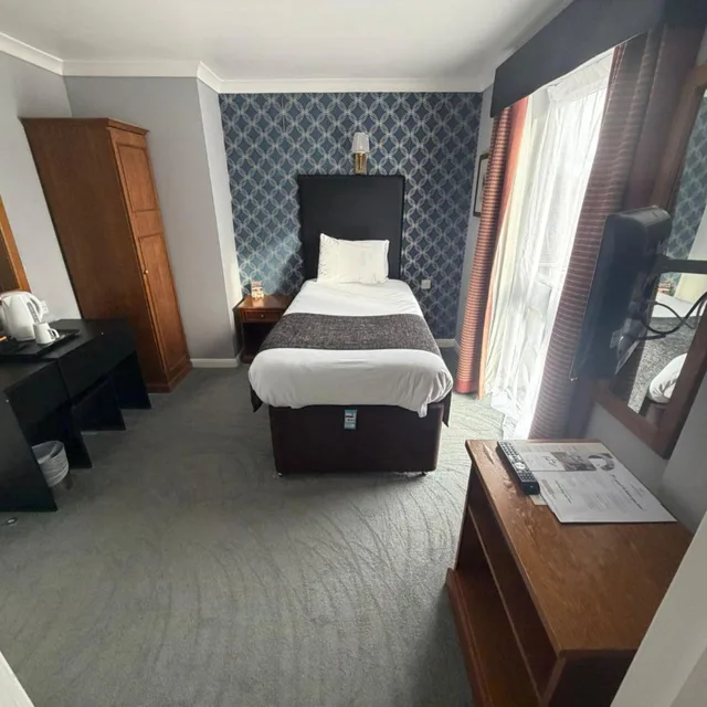 غرفة مفردة، Raven Hotel 3/4