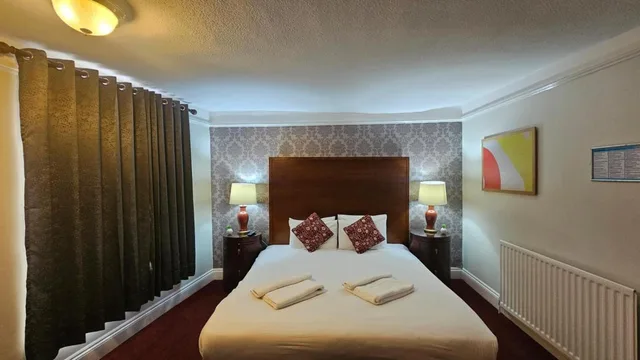 جناح سوبيريور، The Rose and Crown Hotel 2/7