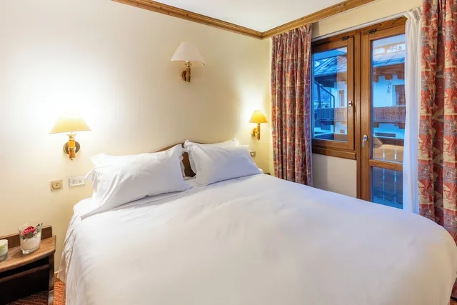 غرفة عائلية بسرير مزدوج وسريرين منفصلين، Hotel Alaska Cortina 3/7