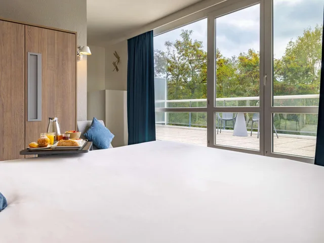 غرفة تنفيذية بسرير مزدوج بشرفة، Novotel Senart Golf de Greenparc 4/9