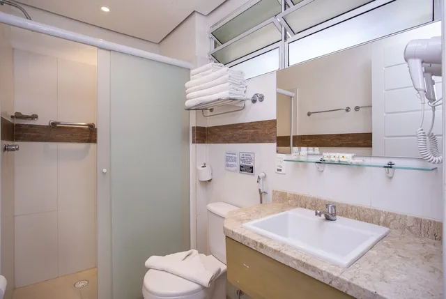 غرفة بريميوم رباعية بسرير مزدوج وسريرين منفصلين، Ciribai Praia Hotel 7/7