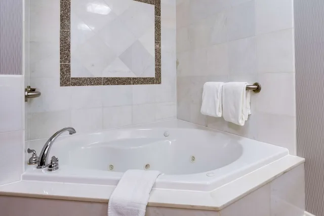 غرفة بسرير كينج بجاكوزي في طابق مرتفع، Drury Inn and Suites St Louis O Fallon IL 5/6