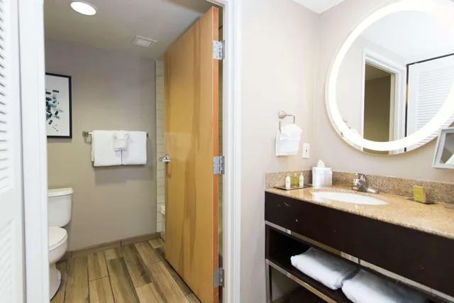 غرفة بسرير مزدوج بإطلالة على المسبح، DoubleTree Resort by Hilton Hotel Grand Key - Key West 3/3