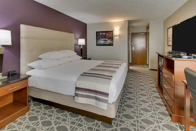 غرفة بسرير كينج لذوي الإعاقة، Drury Inn and Suites Poplar Bluff 2/5
