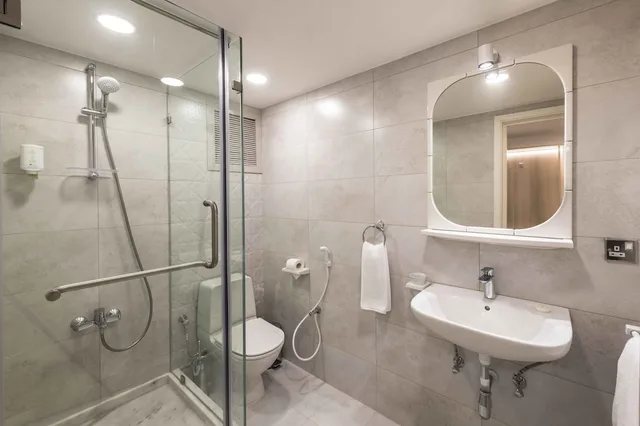 غرفة بريميوم بسرير كوين، Oasis Hotel Kuwait 3/3