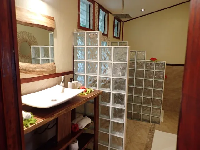 كوخ فاخر بفراش فوتون وسرير كينج بإطلالة على البحر، Sau Bay Resort and Spa 2/2