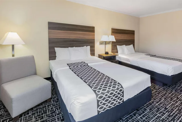 غرفة بسريرين كوين لذوي الإعاقة، La Quinta Inn & Suites by Wyndham Garland Harbor Point 2/4