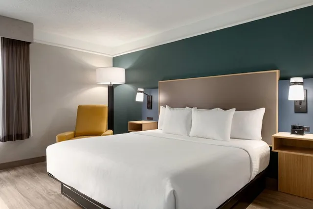 غرفة ديلوكس بسرير كينج لذوي الإعاقة، La Quinta Inn & Suites by Wyndham Dallas Arlington South 6/9