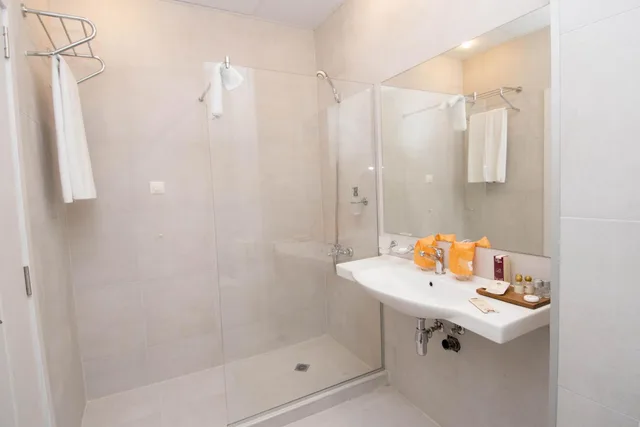 غرفة بسرير مزدوج أو سريرين منفصلين بإطلالة على البحر بشرفة، Park Hotel Odessos 9/10