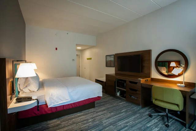 Study, King Bed, Sofa، Hampton Inn Seaford 4/8