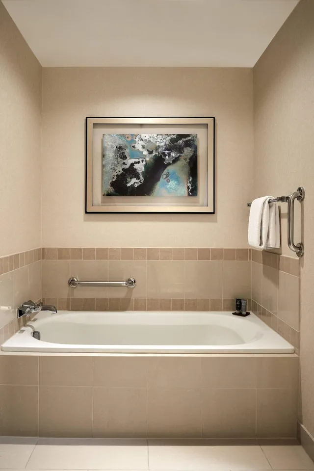 غرفة ديلوكس بسرير كينج بشرفة مع أريكة، JW Marriott San Antonio Hill Country Resort & Spa 3/3