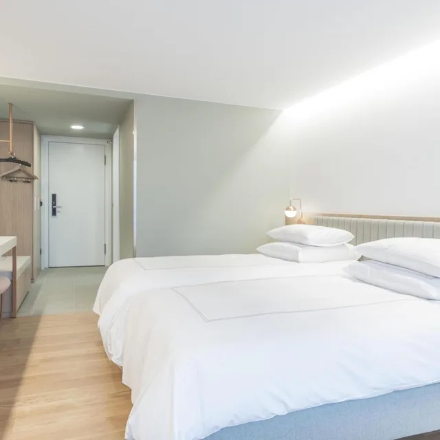 غرفة بريميير بسرير فردي بشرفة، Swissotel Kursaal Bern 3/7