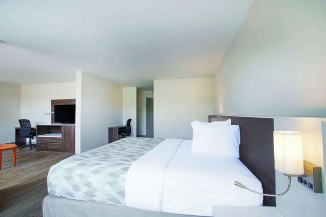 جناح بسرير كينج بحوض جاكوزي، Americas Best Value Inn Winston-Salem NC 3/4