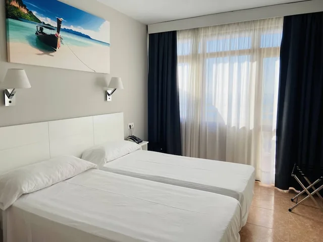 غرفة كلاسيكية بسريرين منفصلين بإطلالة على البحر، Hotel Los Jazmines 1/4