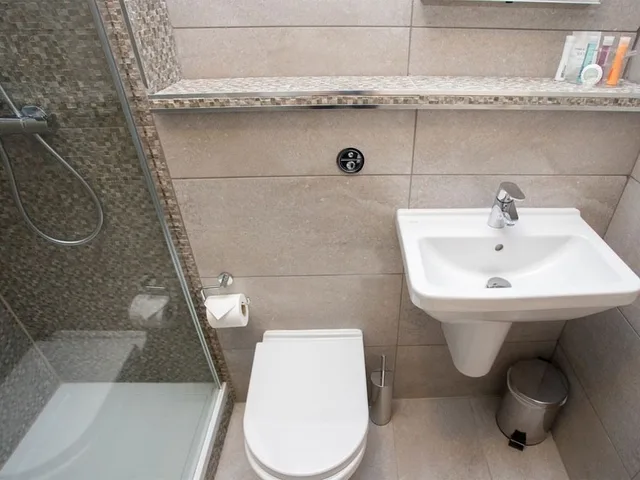 Deluxe, Twin Beds, Front View, The Buttery Guest House 4/4