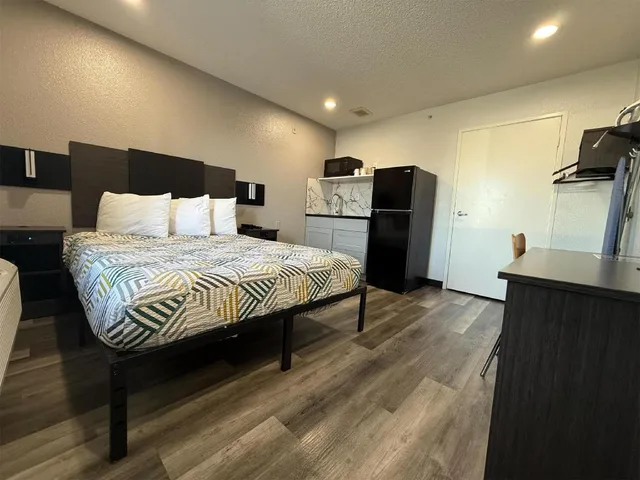 1 Queen Bed ADA/RI Shower/Nsmk/Kitchen، OYO 1000969 Studio6 Tacoma, WA - South 5/10
